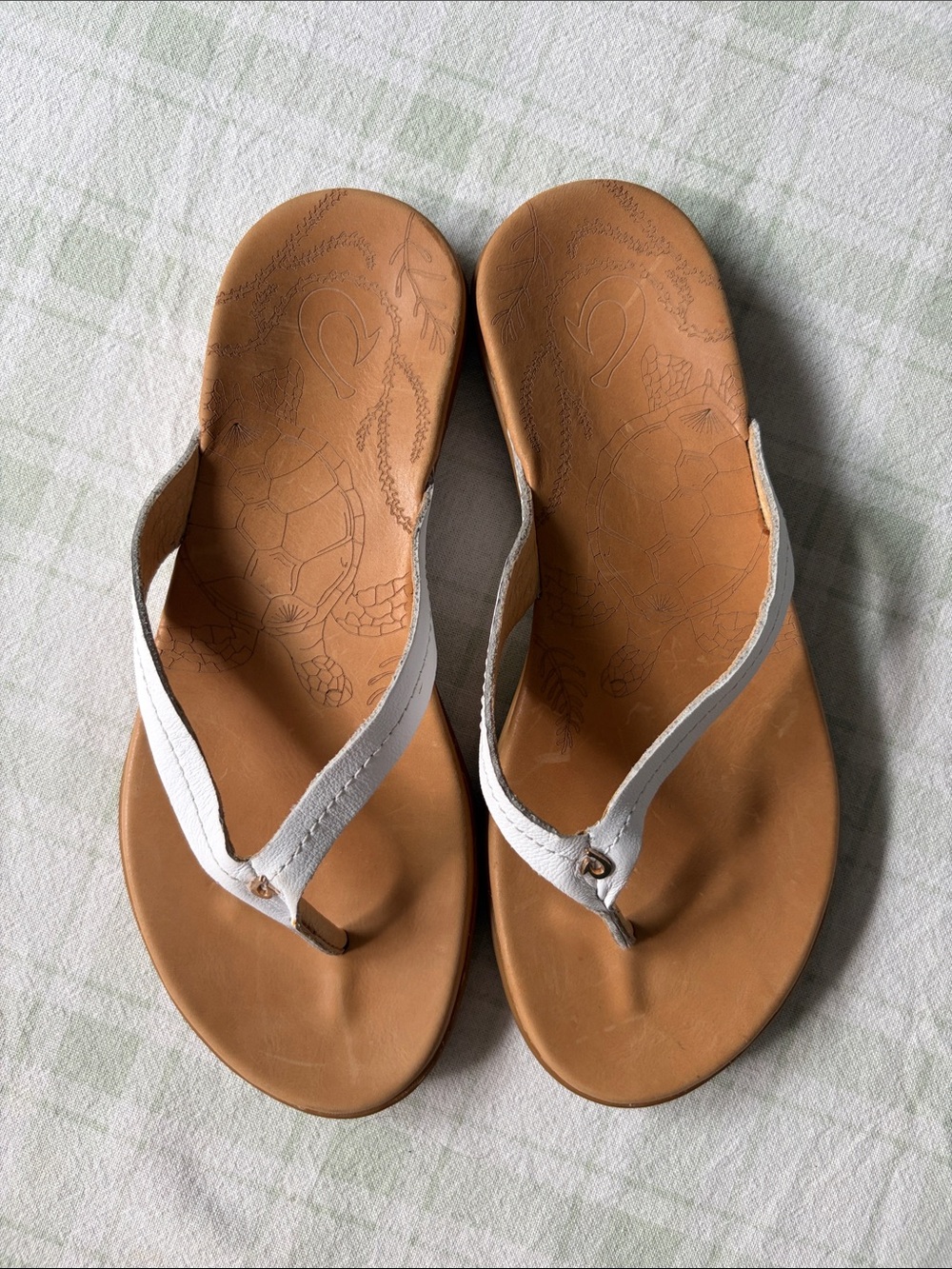 Olukai HonuWomen's White Strap Tan Footbed Flip Flops